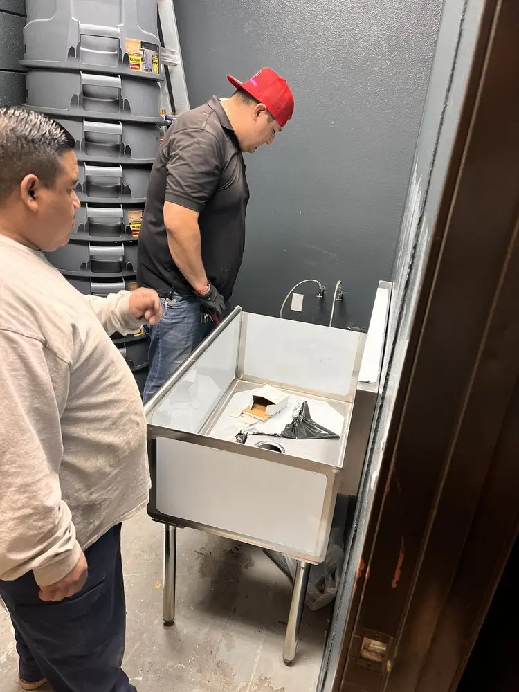 Commercial plumbing and sink installation in Vista Hacienda